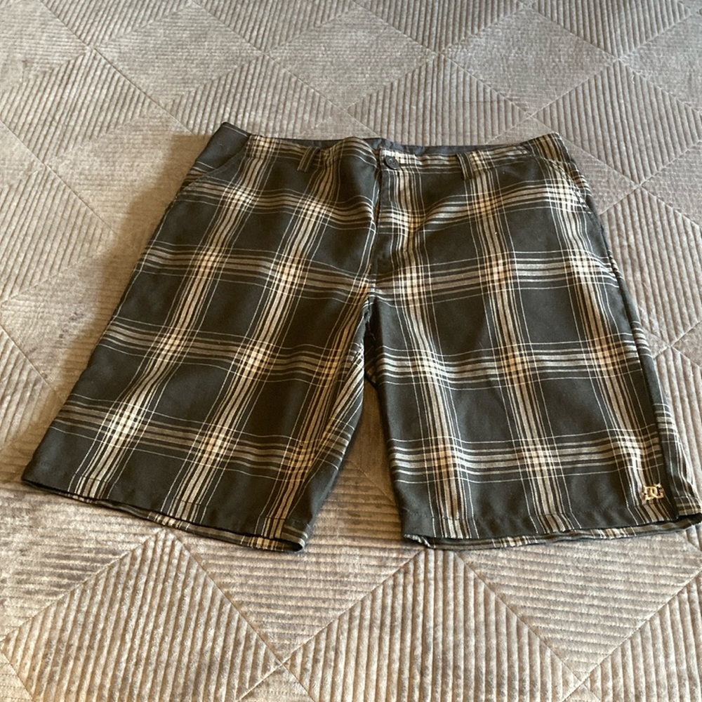 DC Men's Black and White Plaid Flat Front Shorts Size 36 EUC